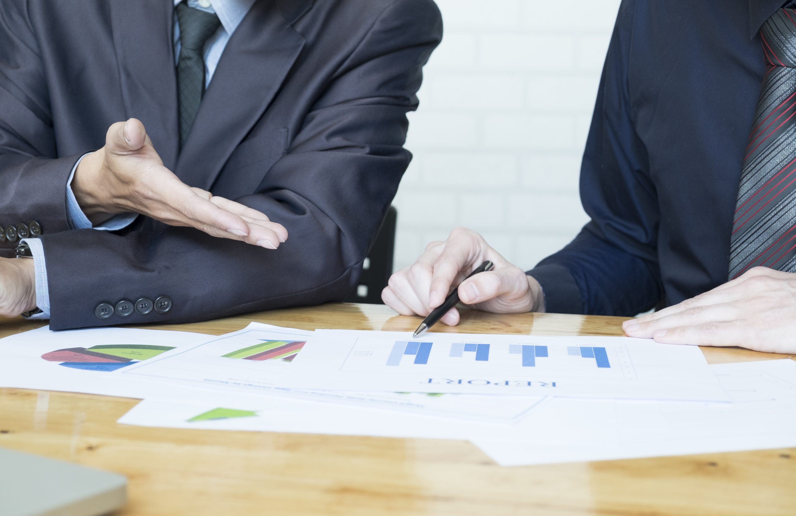 Business team discussing their ideas in office. Working collaborate together. Analysis the chart.vintage tone Retro filter effect,soft focus,low light.(selective focus)